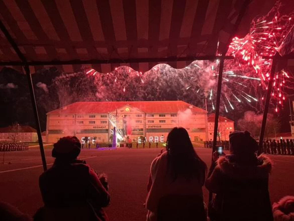 Étudiants en classe défense devant un feu d'artifice.